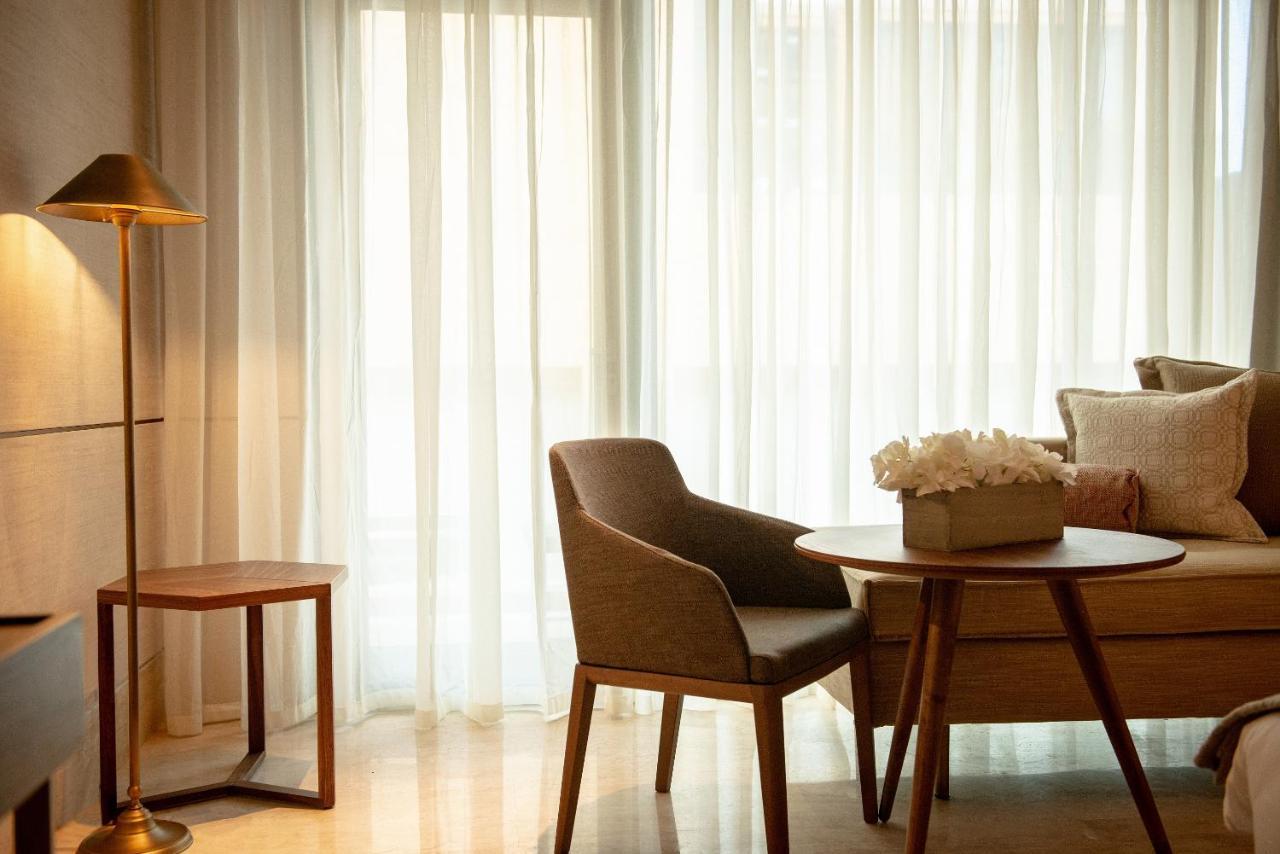Shirvan Hotel City Yard Jiddah Esterno foto A living room with a floor lamp