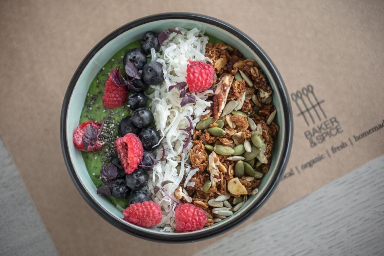 Shirvan Hotel City Yard Jiddah Esterno foto A smoothie bowl