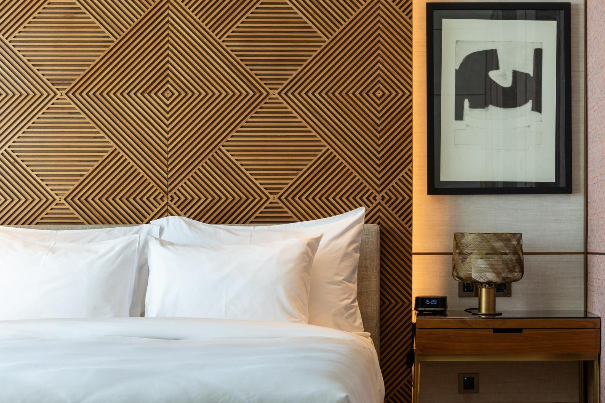 Shirvan Hotel City Yard Jiddah Esterno foto A bedroom at the hotel