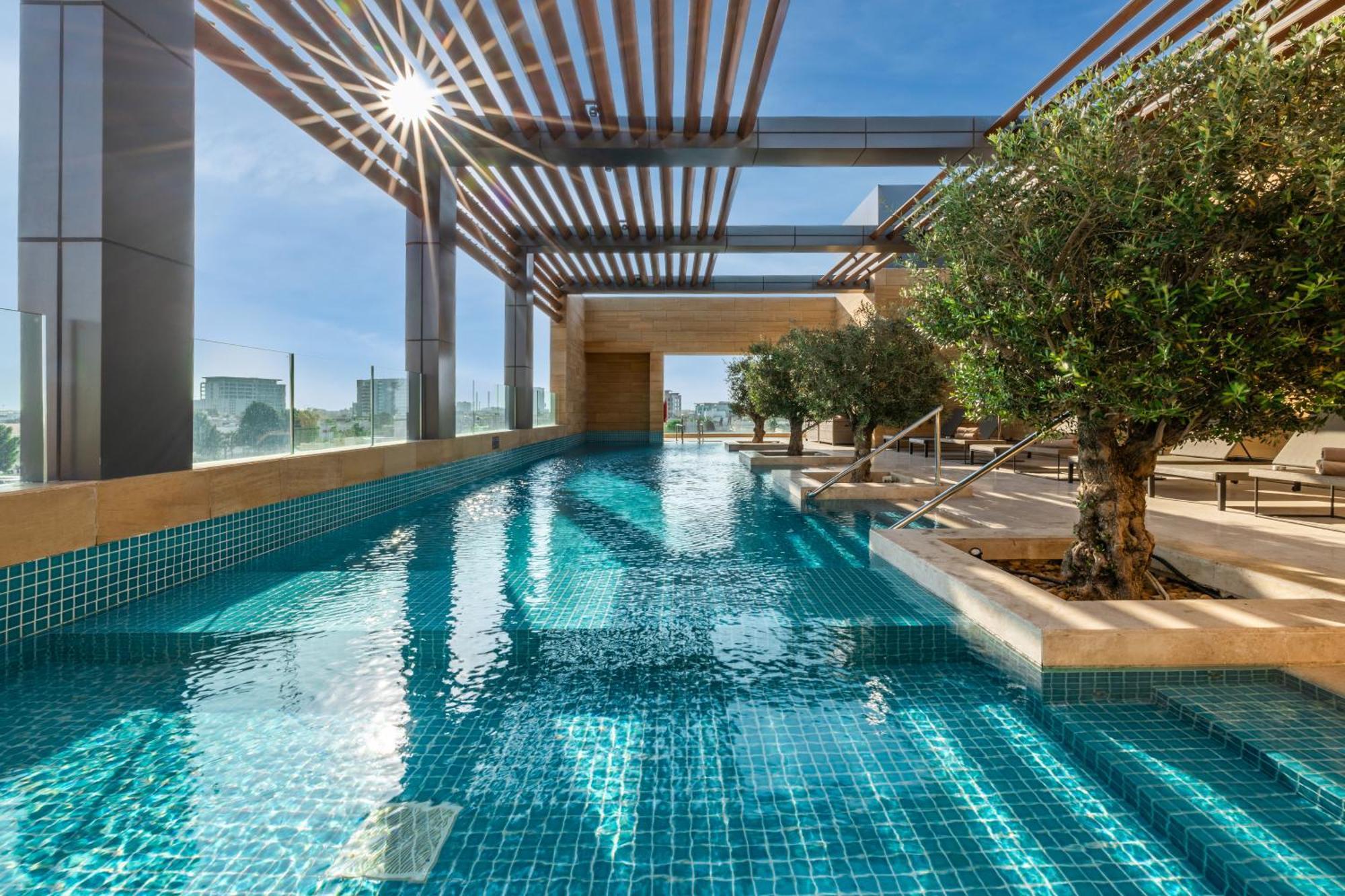 Shirvan Hotel City Yard Jiddah Esterno foto The swimming pool at the top of the building
