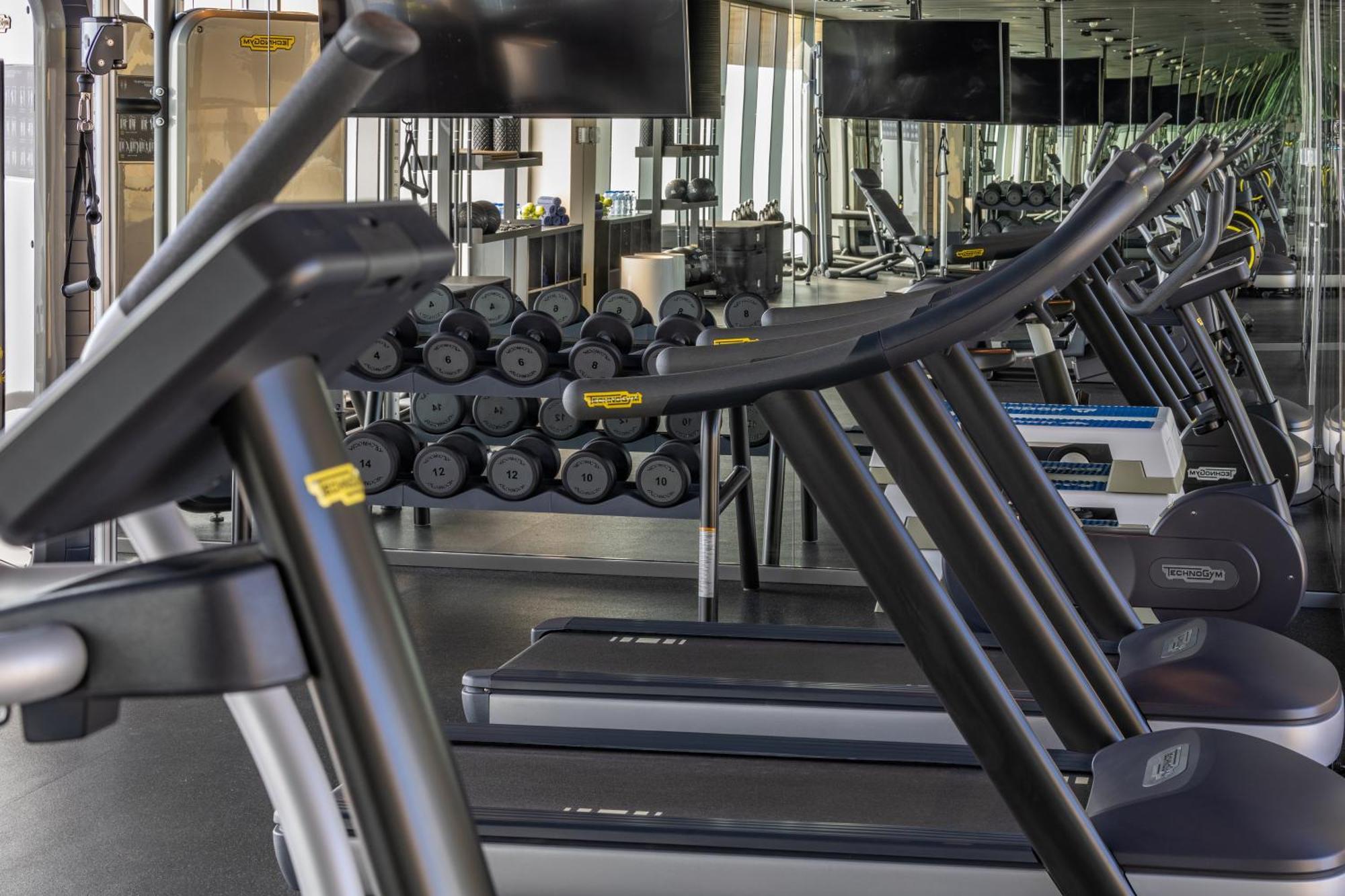 Shirvan Hotel City Yard Jiddah Esterno foto A row of treadmills