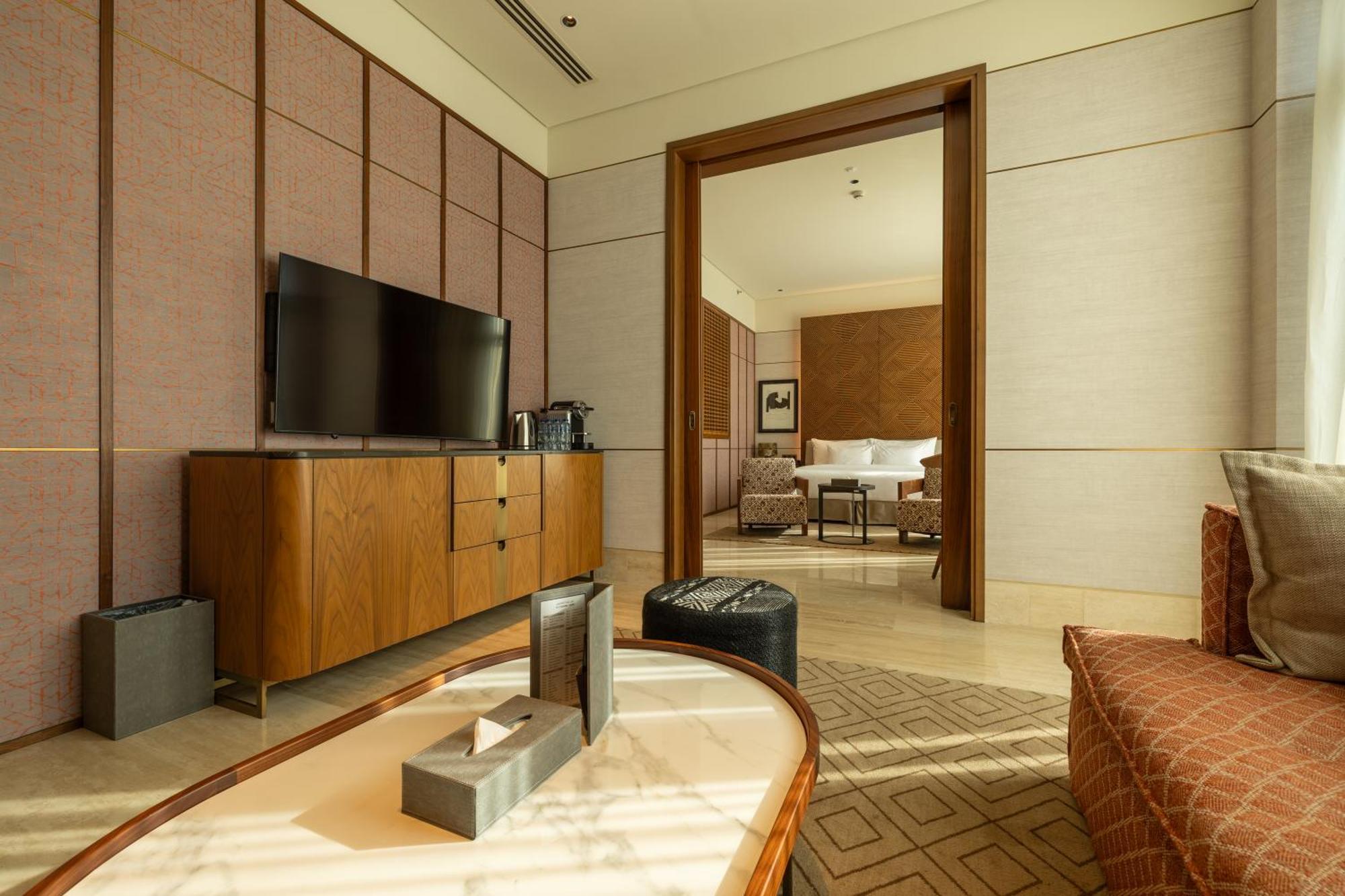Shirvan Hotel City Yard Jiddah Esterno foto A suite at the Ritz-Carlton, Dubai